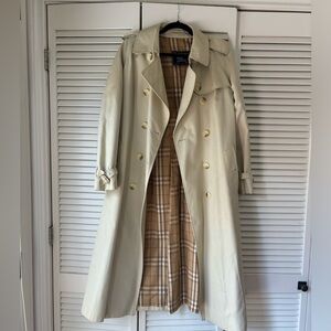Vintage beige Burberry trenchcoat, fits like a small! With rare plaid lining